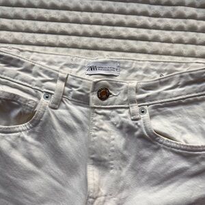 White ZARA jeans. SIZE: 2.